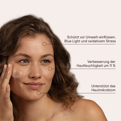 Eine Frau mit der Hydra Day Creme im Gesicht